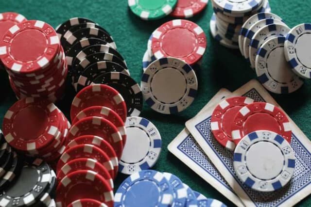 Luật chơi all in Poker khi có nhiều người